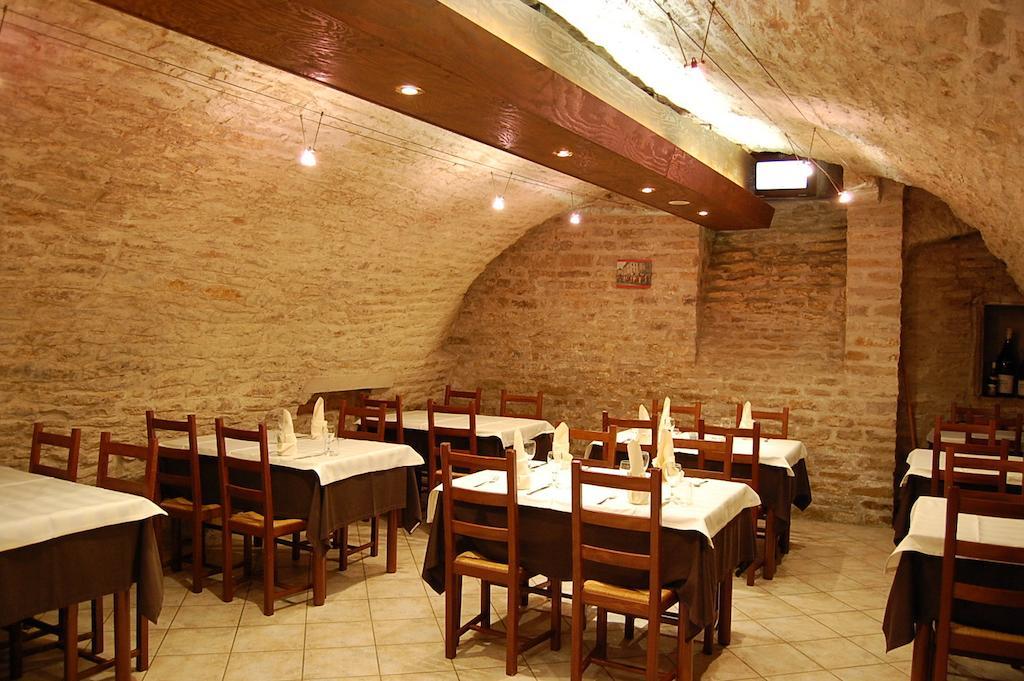 Hotel Du Donjon Champlitte-et-le-Prelot Екстер'єр фото